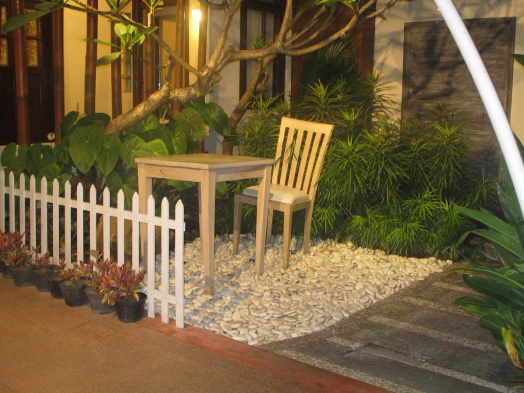 Lovender Guesthouse Malang Exterior photo